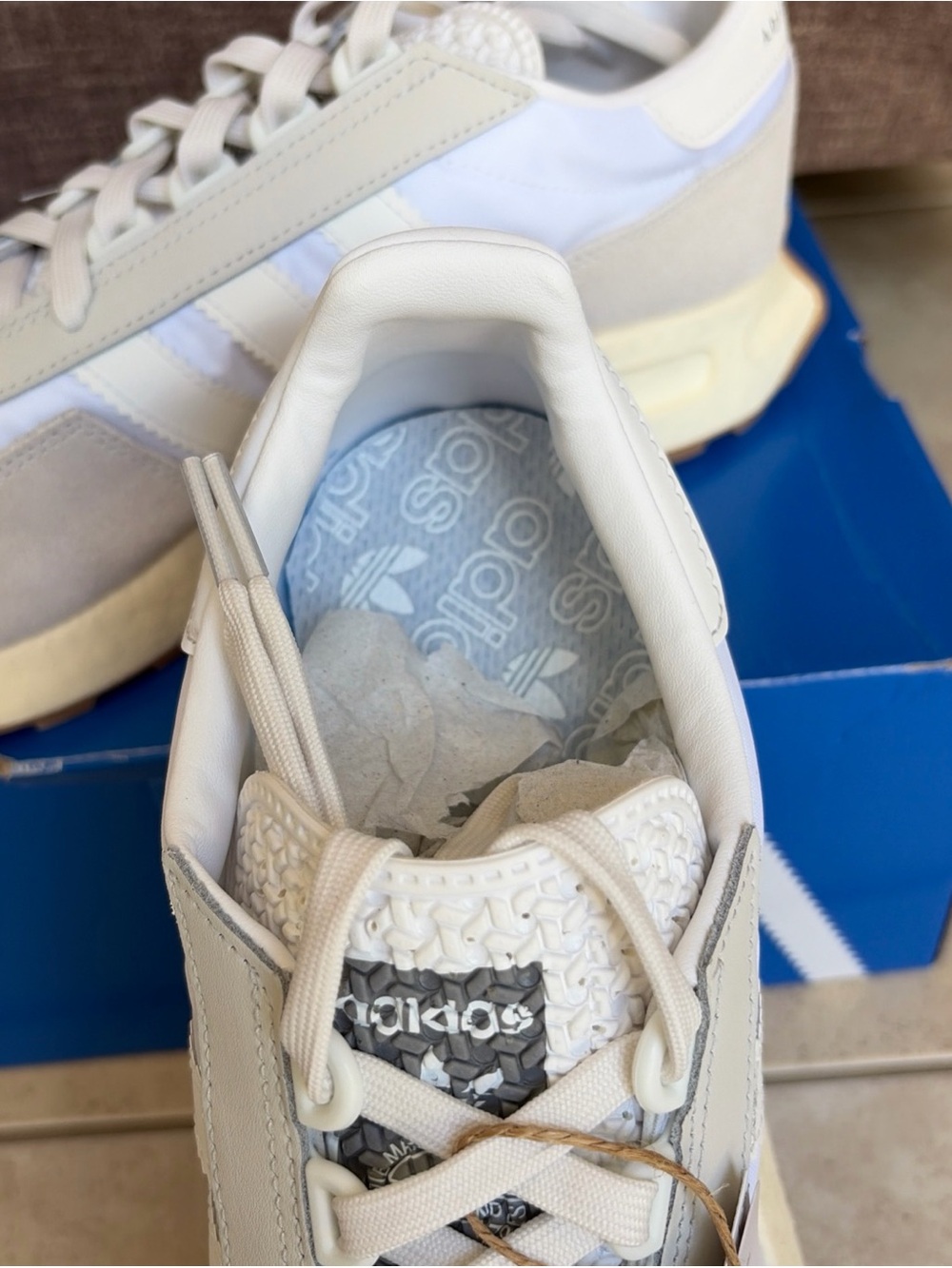adidas Men’s White and Cream Retro-Style Sneakers Retropy E5 - Picture 8 of 9